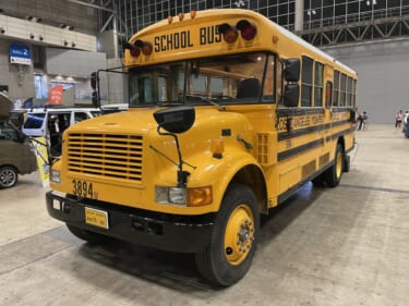 スクールバスがキャンピングカーになった! 車内はログハウスみたいな秘密基地!