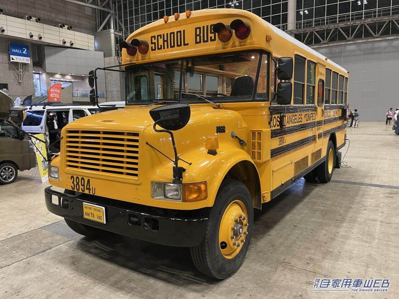 |スクールバスがキャンピングカーになった! 車内はログハウスみたいな秘密基地!