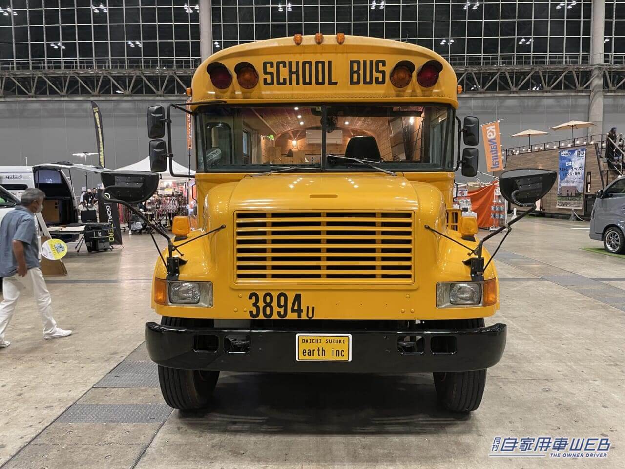 |スクールバスがキャンピングカーになった! 車内はログハウスみたいな秘密基地!