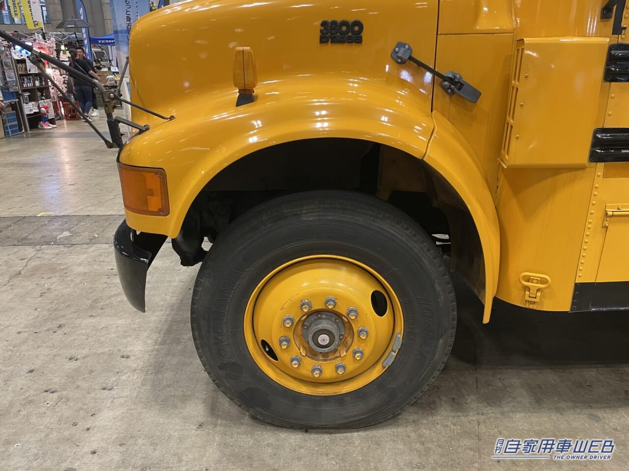 |スクールバスがキャンピングカーになった! 車内はログハウスみたいな秘密基地!