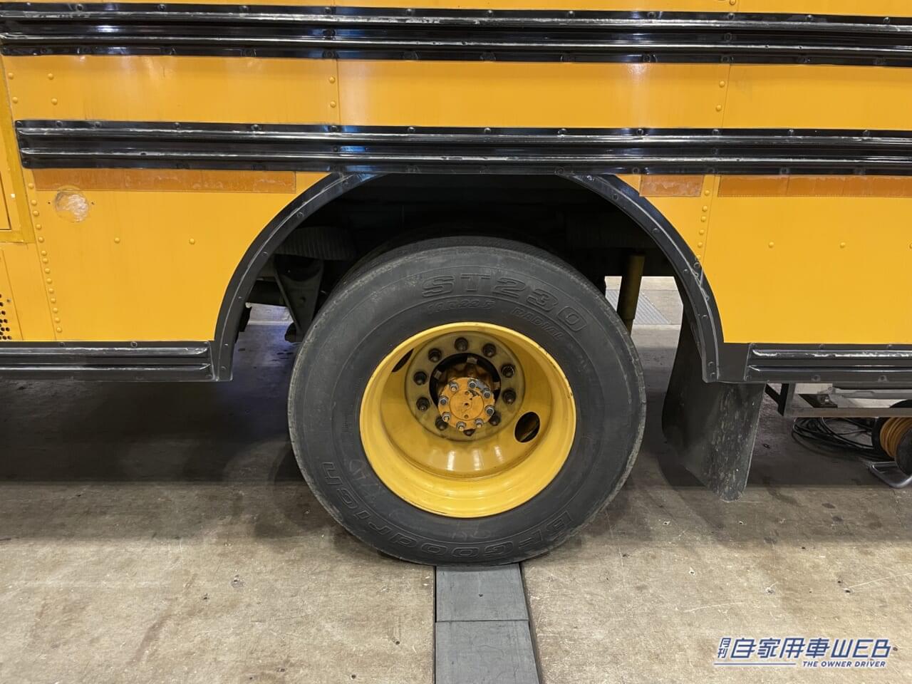 |スクールバスがキャンピングカーになった! 車内はログハウスみたいな秘密基地!