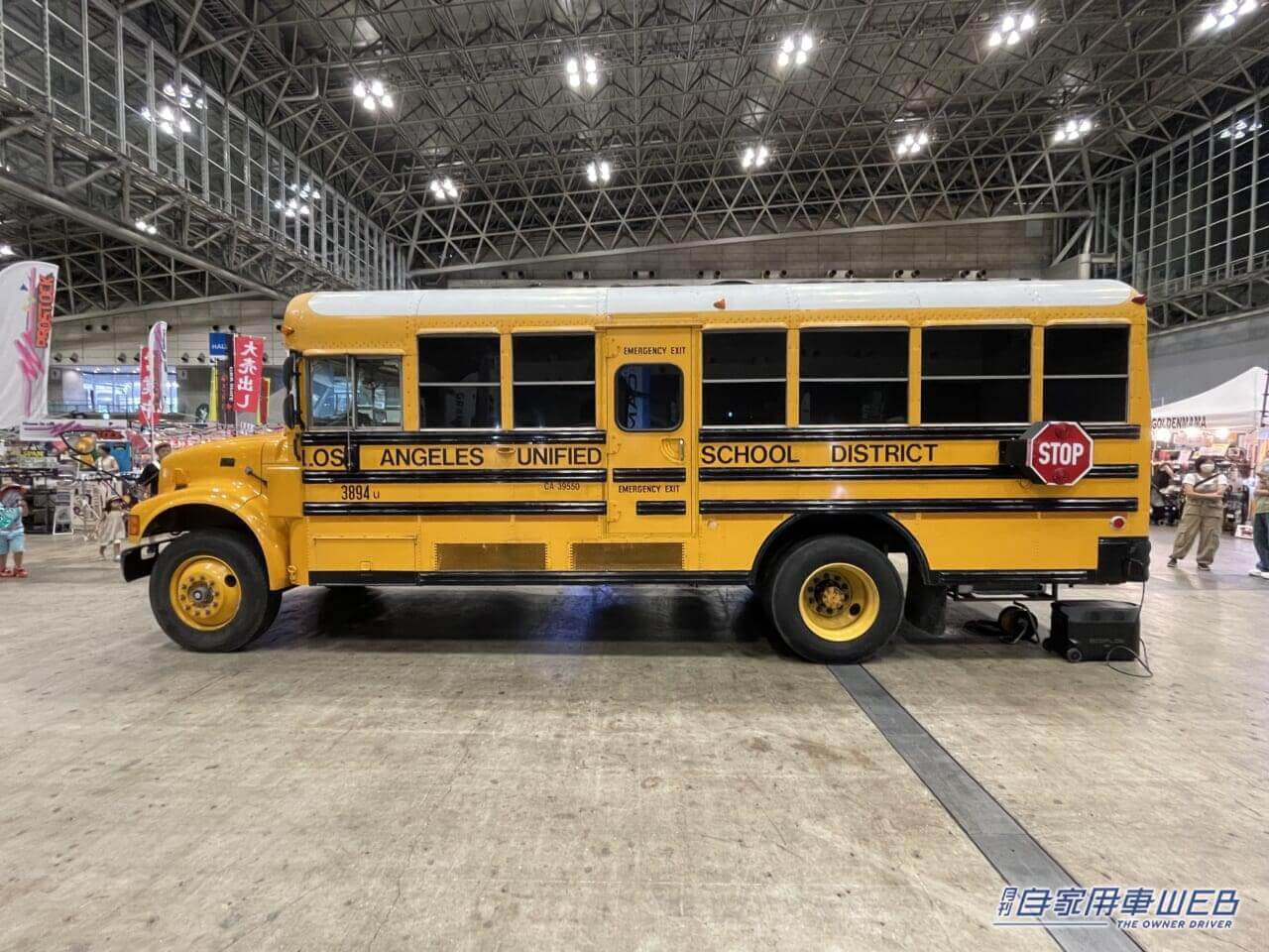 |スクールバスがキャンピングカーになった! 車内はログハウスみたいな秘密基地!