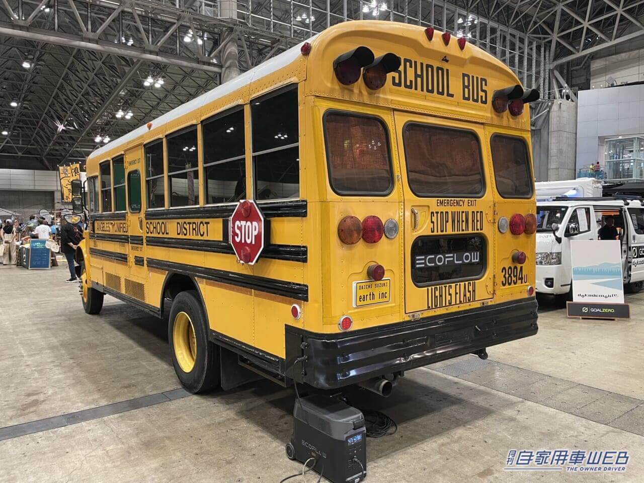 |スクールバスがキャンピングカーになった! 車内はログハウスみたいな秘密基地!