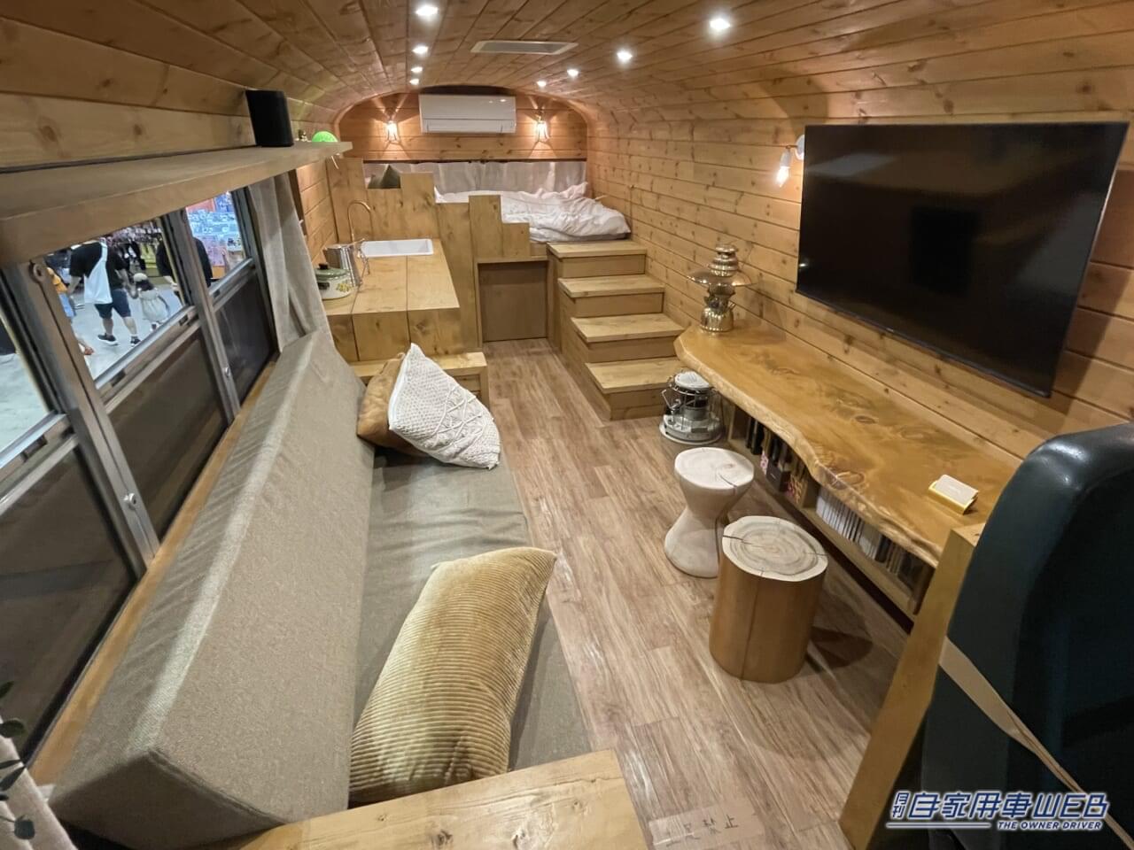 |スクールバスがキャンピングカーになった! 車内はログハウスみたいな秘密基地!
