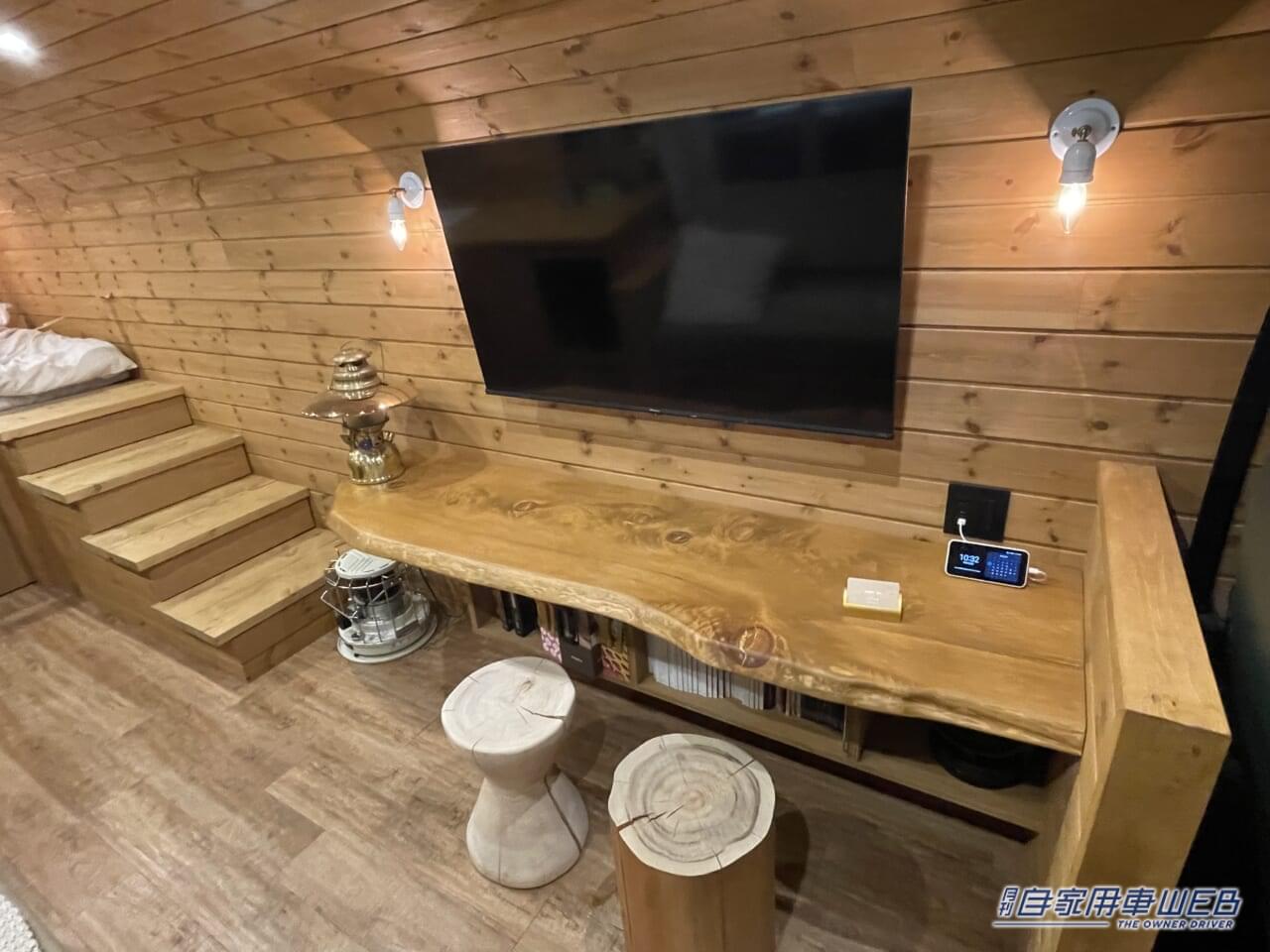 |スクールバスがキャンピングカーになった! 車内はログハウスみたいな秘密基地!