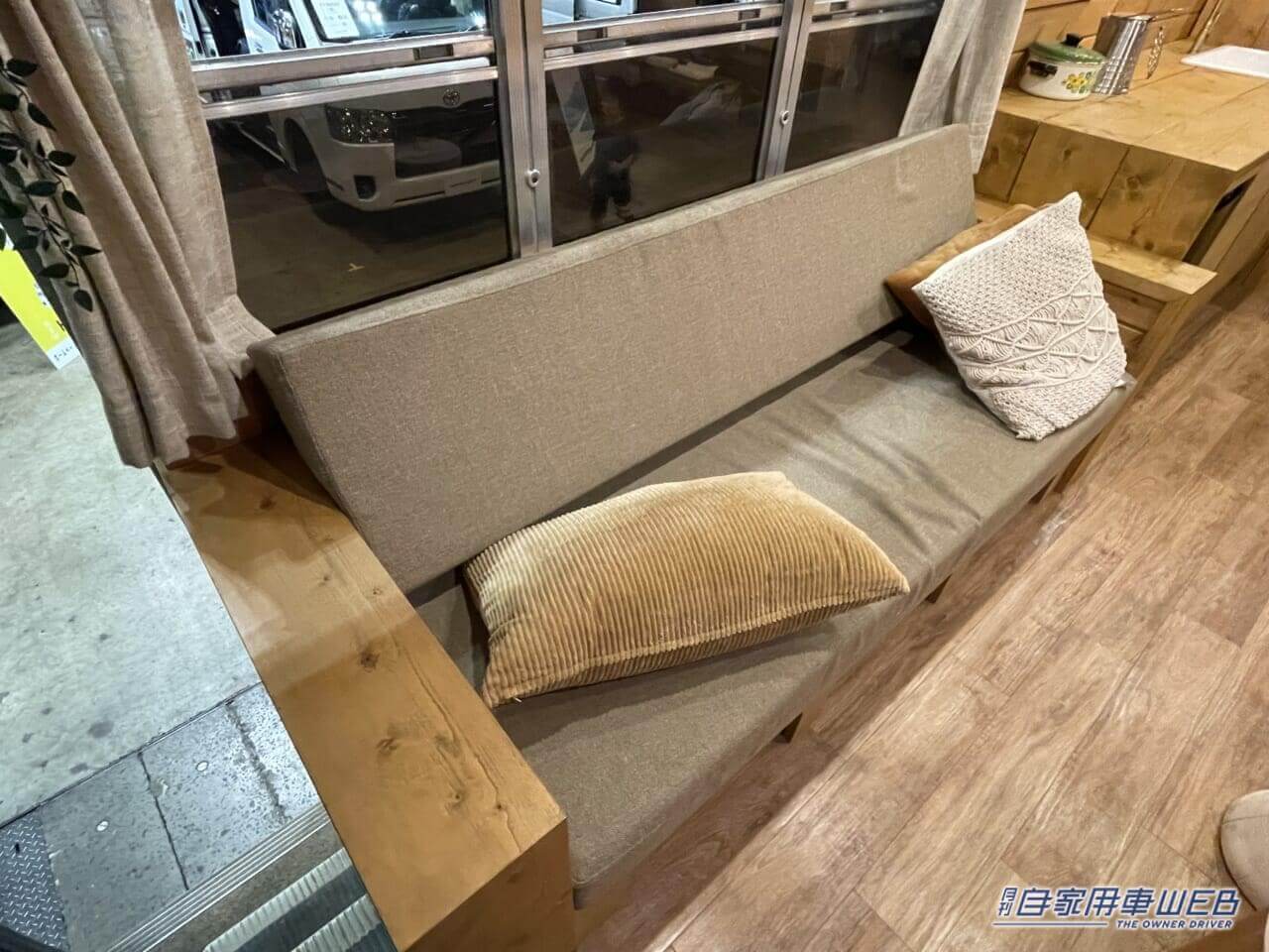 |スクールバスがキャンピングカーになった! 車内はログハウスみたいな秘密基地!