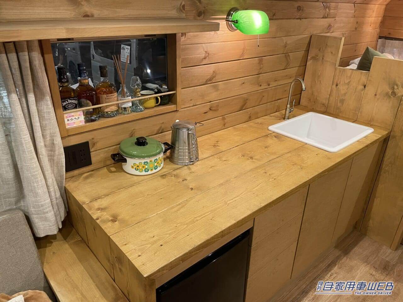 |スクールバスがキャンピングカーになった! 車内はログハウスみたいな秘密基地!