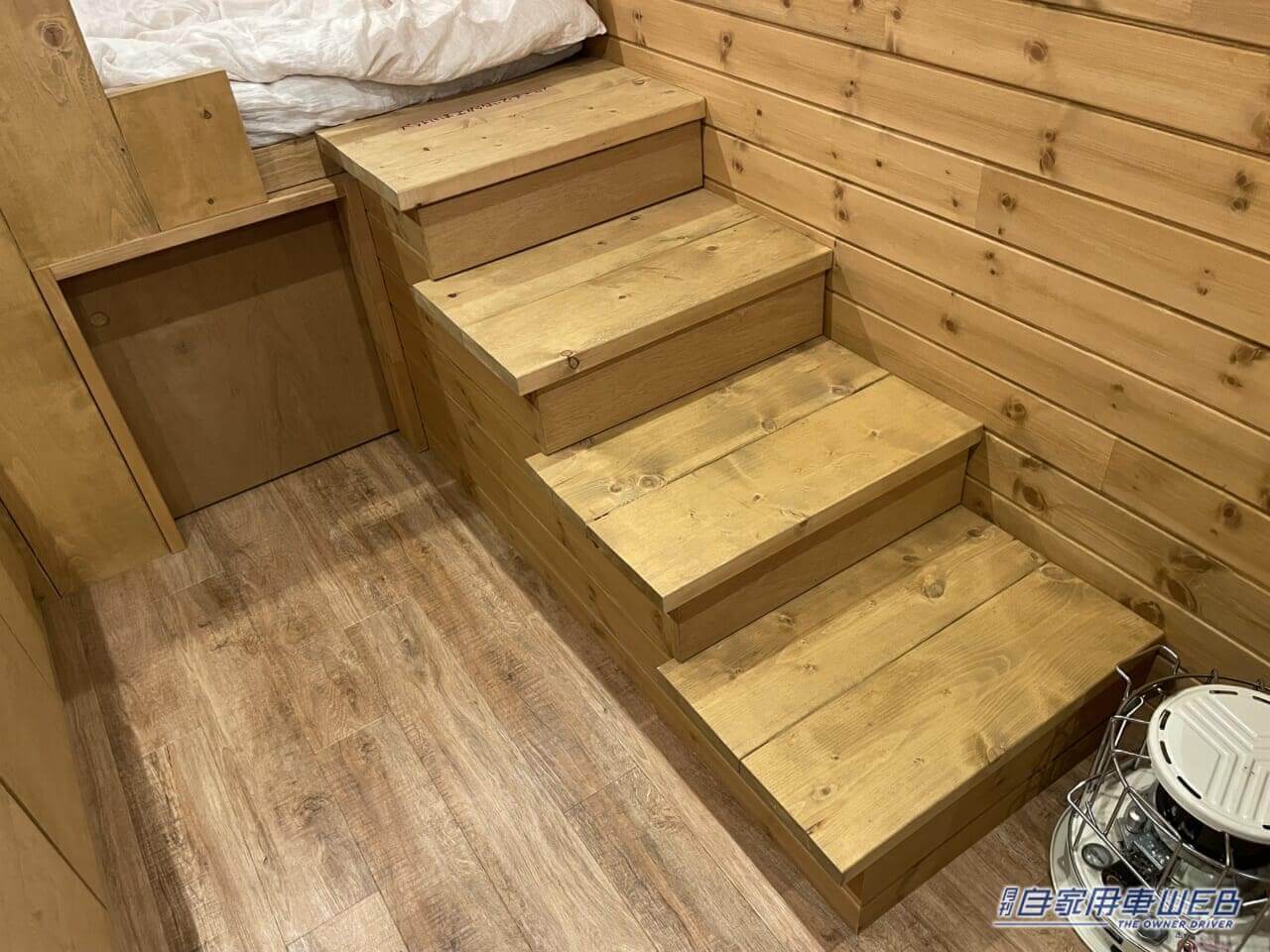 |スクールバスがキャンピングカーになった! 車内はログハウスみたいな秘密基地!