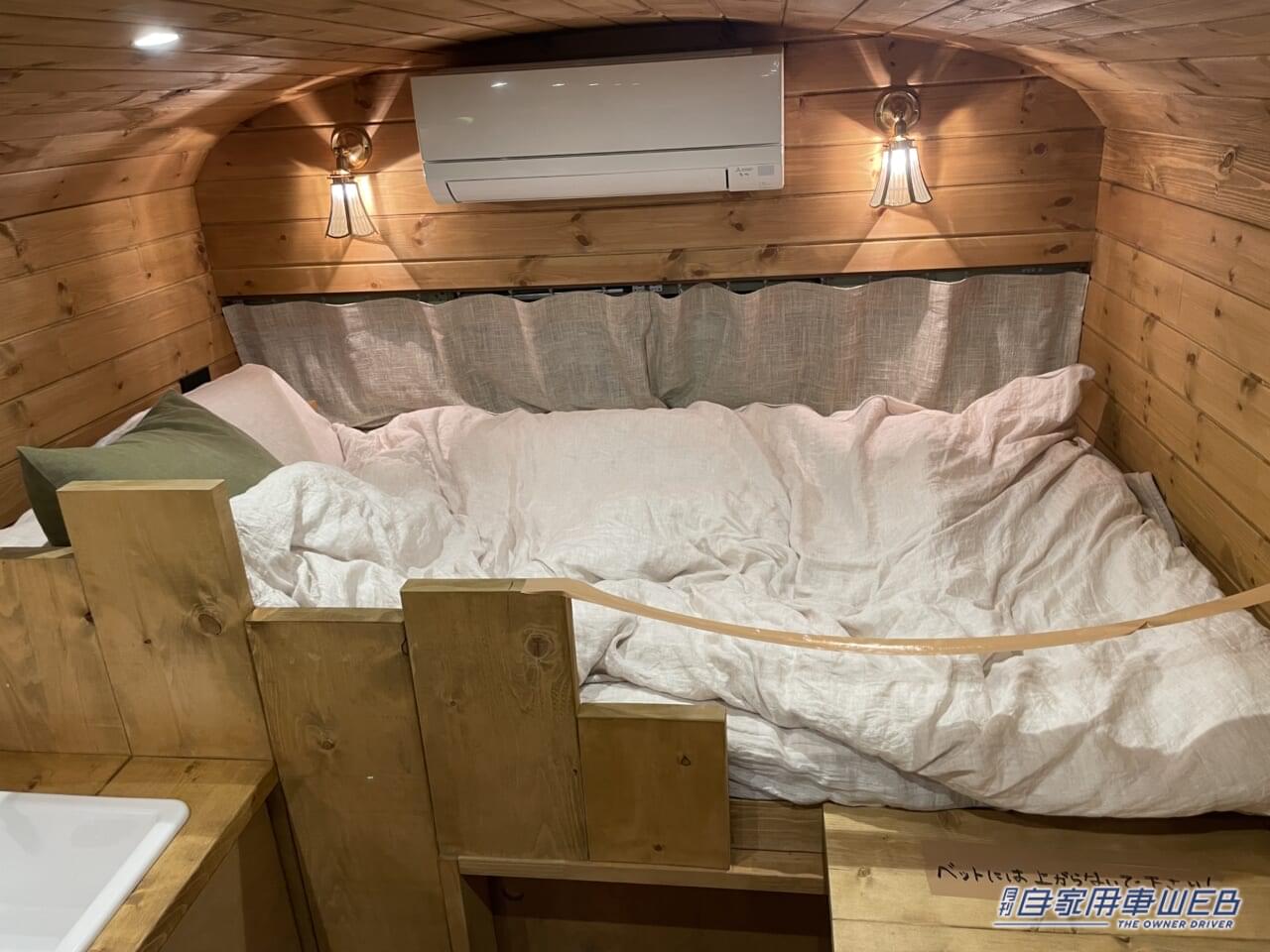 |スクールバスがキャンピングカーになった! 車内はログハウスみたいな秘密基地!