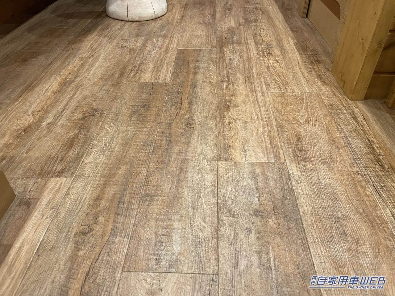 |スクールバスがキャンピングカーになった! 車内はログハウスみたいな秘密基地!