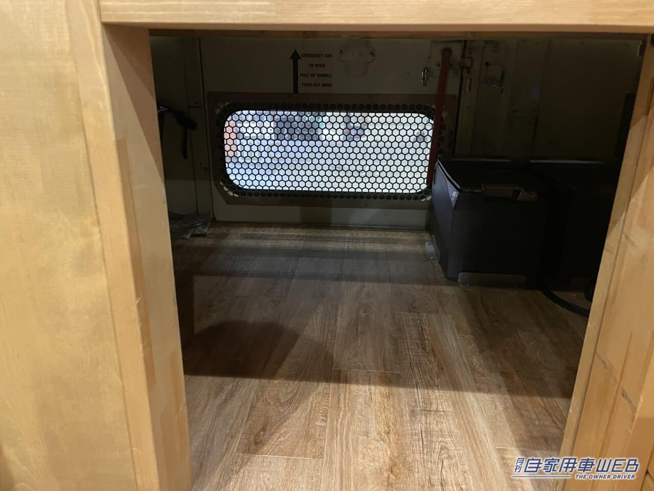 |スクールバスがキャンピングカーになった! 車内はログハウスみたいな秘密基地!