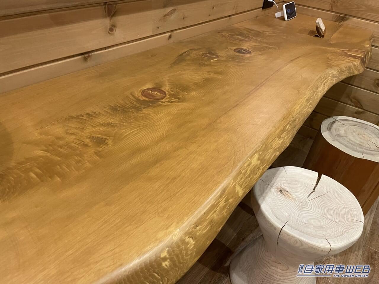 |スクールバスがキャンピングカーになった! 車内はログハウスみたいな秘密基地!