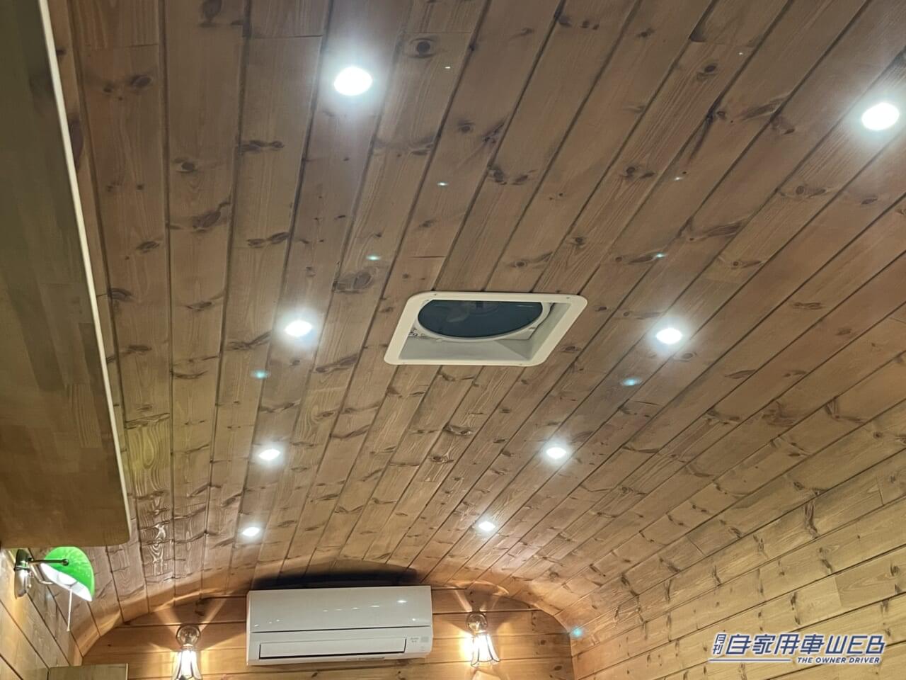 |スクールバスがキャンピングカーになった! 車内はログハウスみたいな秘密基地!