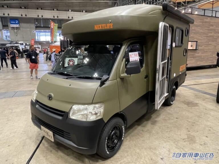 トヨタ タウンエースのキャンピングカー|「まるで純喫茶」「こりゃ目立つわ」ボックス席が魅力的。トヨタ・タウンエースがベースのキャンピングカー