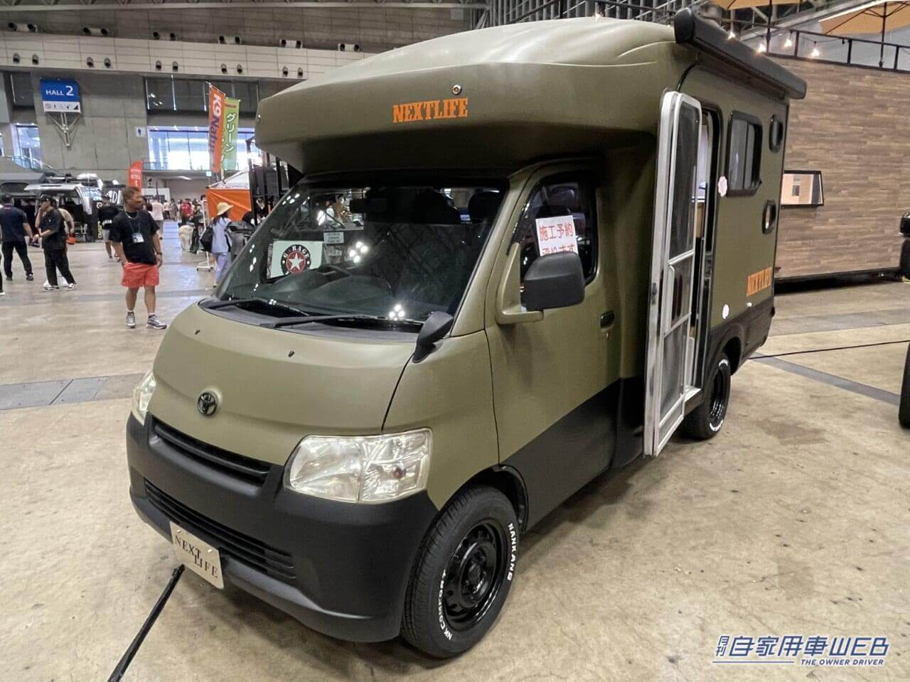 |「まるで純喫茶」「こりゃ目立つわ」ボックス席が魅力的。トヨタ・タウンエースがベースのキャンピングカー