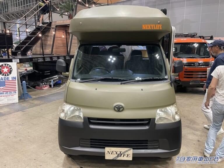 トヨタ タウンエースのキャンピングカー|「まるで純喫茶」「こりゃ目立つわ」ボックス席が魅力的。トヨタ・タウンエースがベースのキャンピングカー