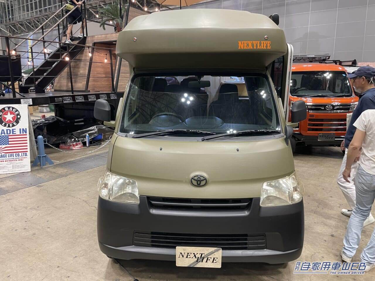 |「まるで純喫茶」「こりゃ目立つわ」ボックス席が魅力的。トヨタ・タウンエースがベースのキャンピングカー