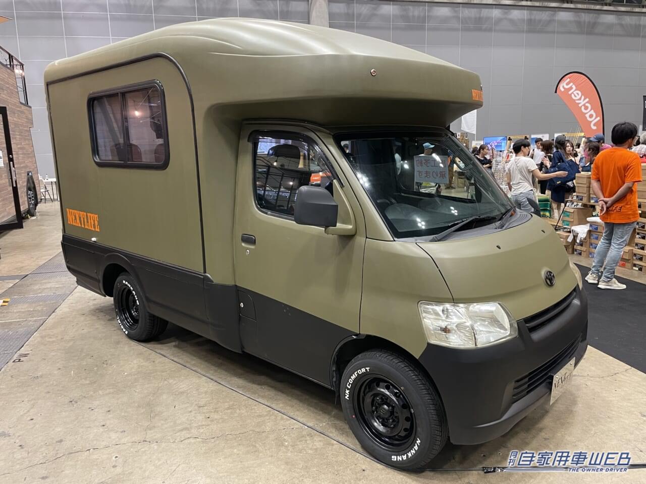 |「まるで純喫茶」「こりゃ目立つわ」ボックス席が魅力的。トヨタ・タウンエースがベースのキャンピングカー