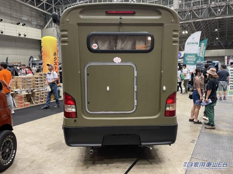 トヨタ タウンエースのキャンピングカー|「まるで純喫茶」「こりゃ目立つわ」ボックス席が魅力的。トヨタ・タウンエースがベースのキャンピングカー