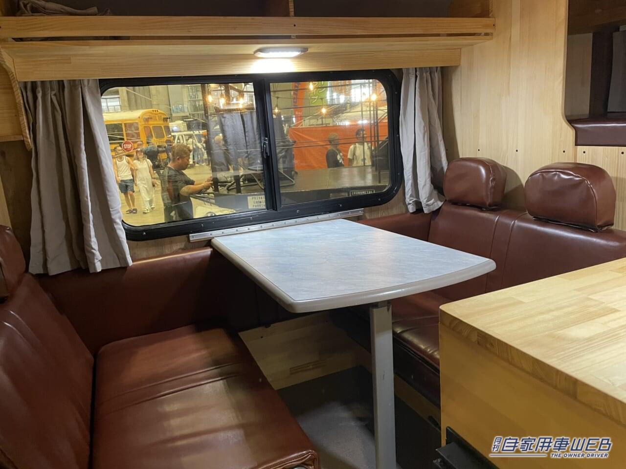 |「まるで純喫茶」「こりゃ目立つわ」ボックス席が魅力的。トヨタ・タウンエースがベースのキャンピングカー
