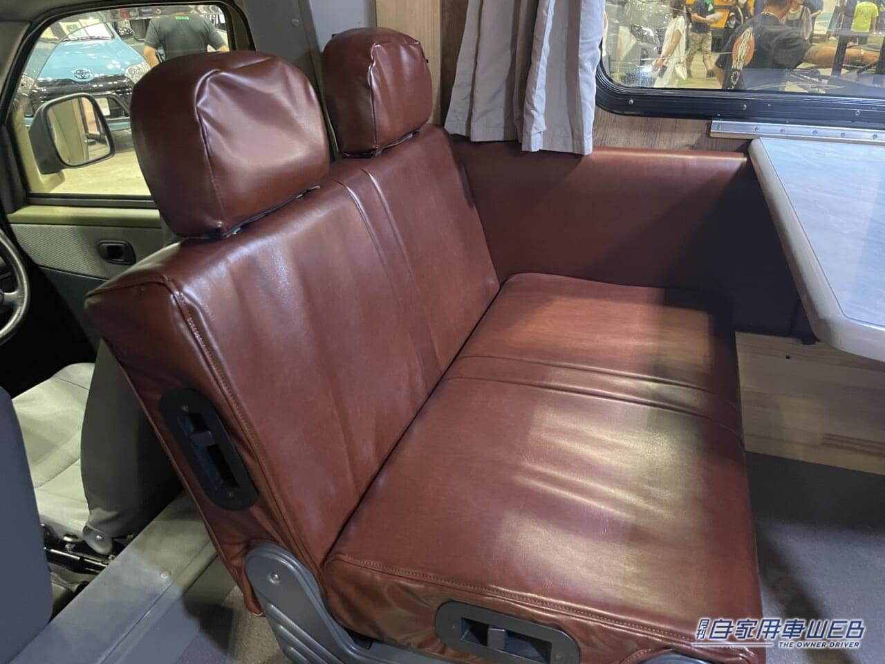 |「まるで純喫茶」「こりゃ目立つわ」ボックス席が魅力的。トヨタ・タウンエースがベースのキャンピングカー