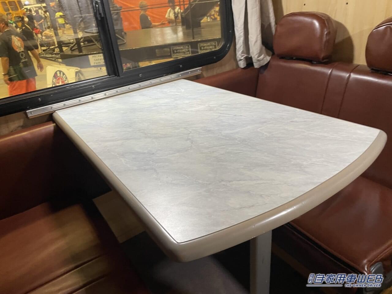 |「まるで純喫茶」「こりゃ目立つわ」ボックス席が魅力的。トヨタ・タウンエースがベースのキャンピングカー