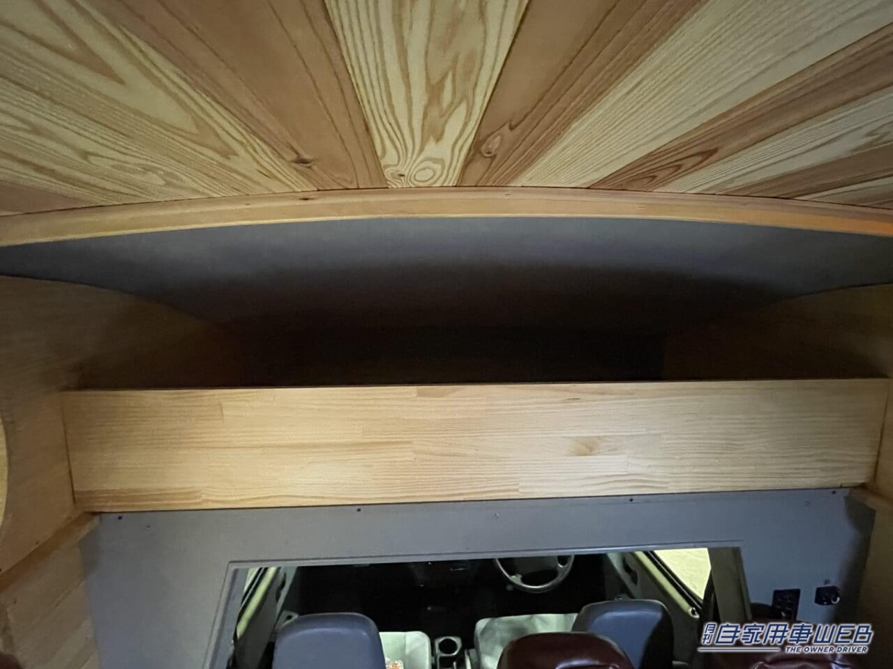 |「まるで純喫茶」「こりゃ目立つわ」ボックス席が魅力的。トヨタ・タウンエースがベースのキャンピングカー