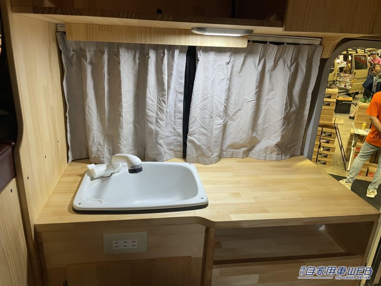 |「まるで純喫茶」「こりゃ目立つわ」ボックス席が魅力的。トヨタ・タウンエースがベースのキャンピングカー