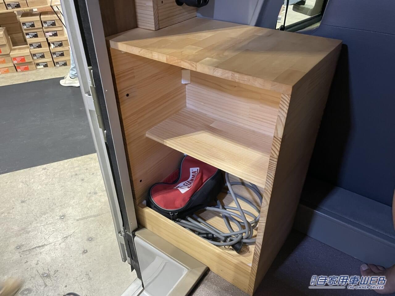 |「まるで純喫茶」「こりゃ目立つわ」ボックス席が魅力的。トヨタ・タウンエースがベースのキャンピングカー