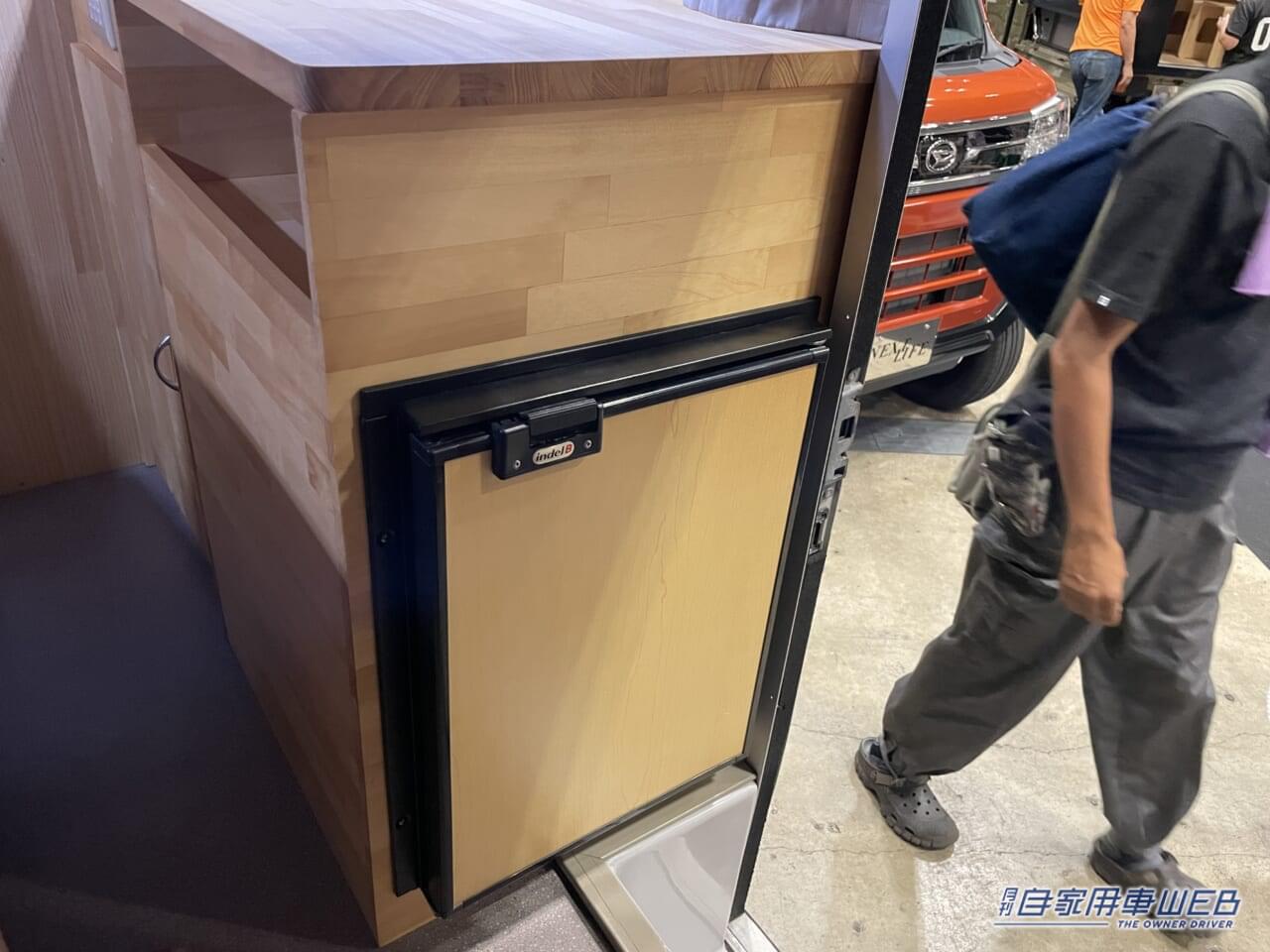 |「まるで純喫茶」「こりゃ目立つわ」ボックス席が魅力的。トヨタ・タウンエースがベースのキャンピングカー