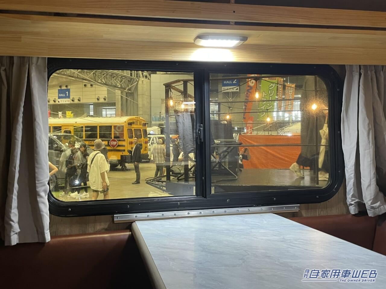 |「まるで純喫茶」「こりゃ目立つわ」ボックス席が魅力的。トヨタ・タウンエースがベースのキャンピングカー