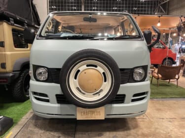 スッキリとした車内でも個性的 トヨタ ハイエースがベースのキャンパー