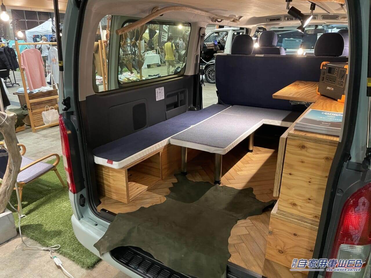 |スッキリとした車内でも個性的 トヨタ ハイエースがベースのキャンパー