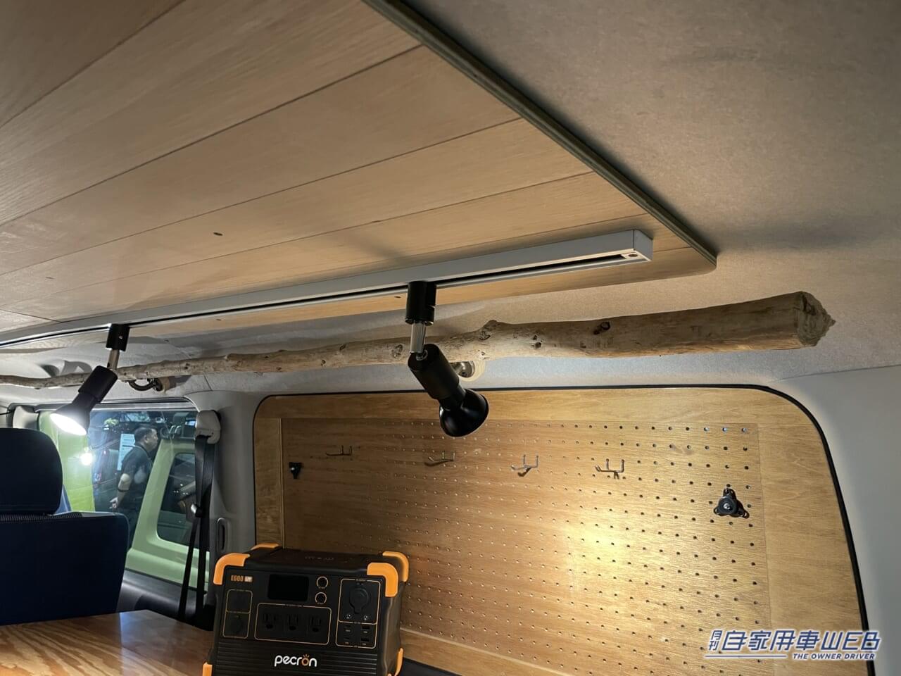 |スッキリとした車内でも個性的 トヨタ ハイエースがベースのキャンパー