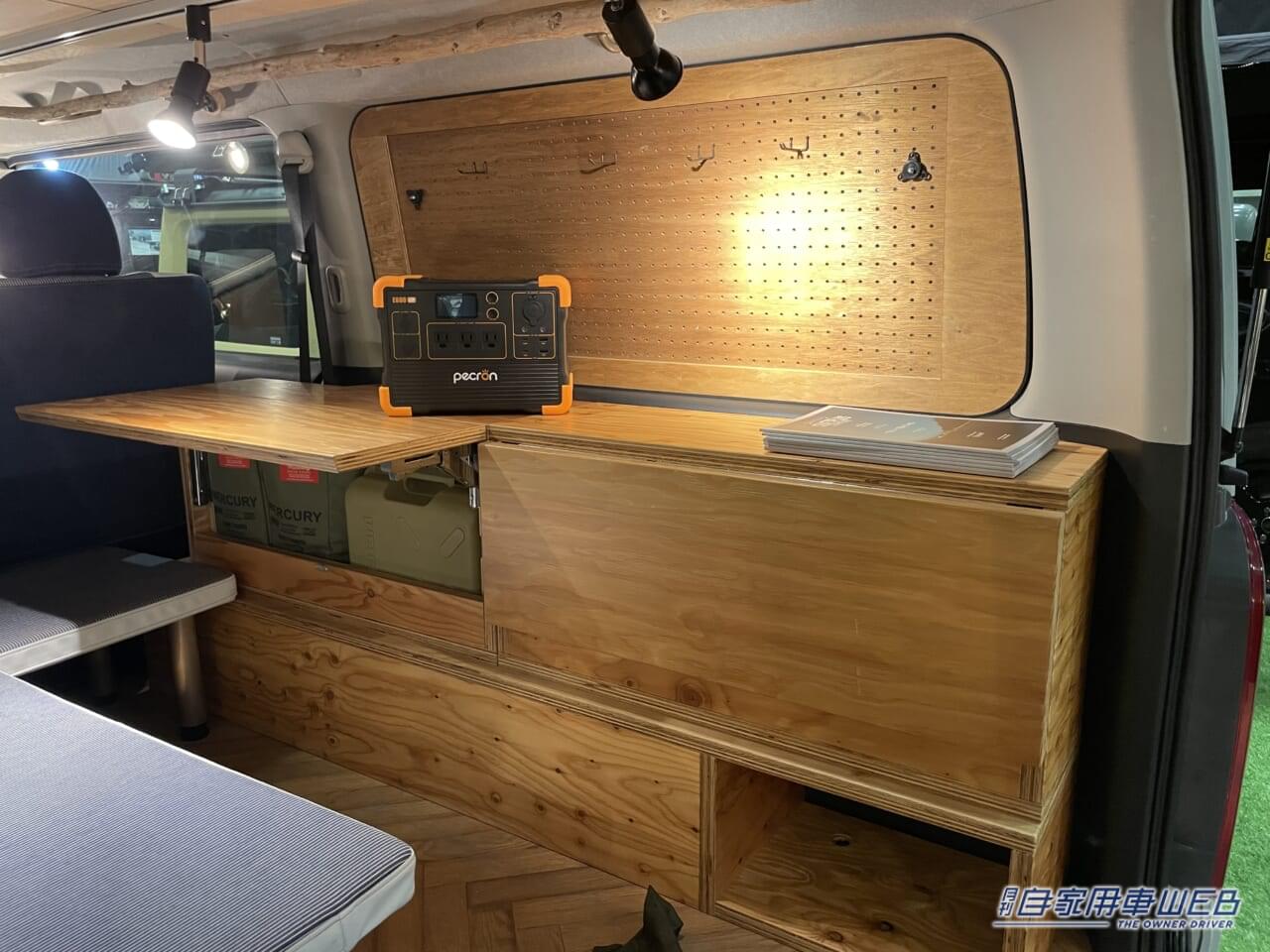 |スッキリとした車内でも個性的 トヨタ ハイエースがベースのキャンパー