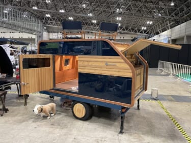 コンパクトに牽引できるトレーラーの中には、モダンで豪華な和室のような空間が!
