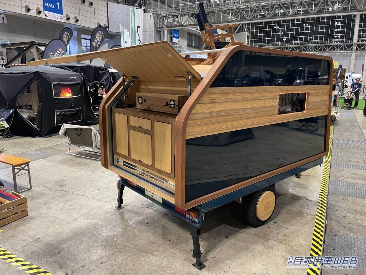 |コンパクトに牽引できるトレーラーの中には、モダンで豪華な和室のような空間が!