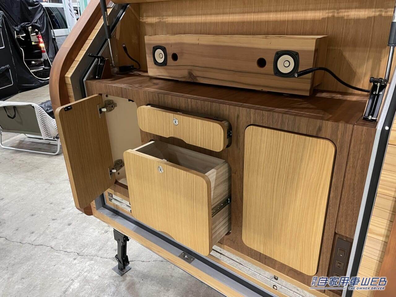 |コンパクトに牽引できるトレーラーの中には、モダンで豪華な和室のような空間が!