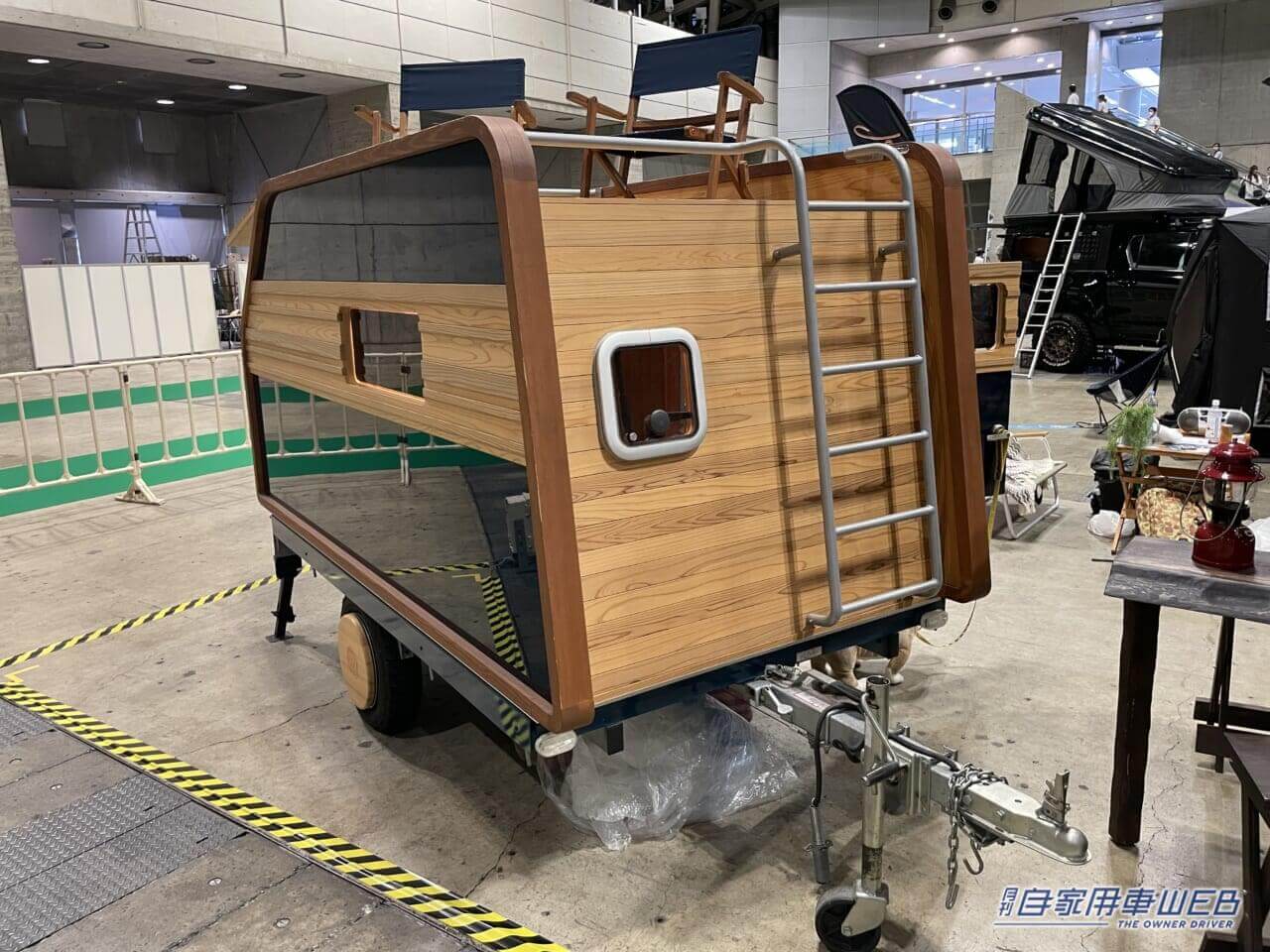 |コンパクトに牽引できるトレーラーの中には、モダンで豪華な和室のような空間が!