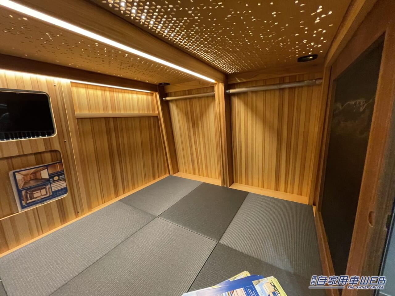 |コンパクトに牽引できるトレーラーの中には、モダンで豪華な和室のような空間が!