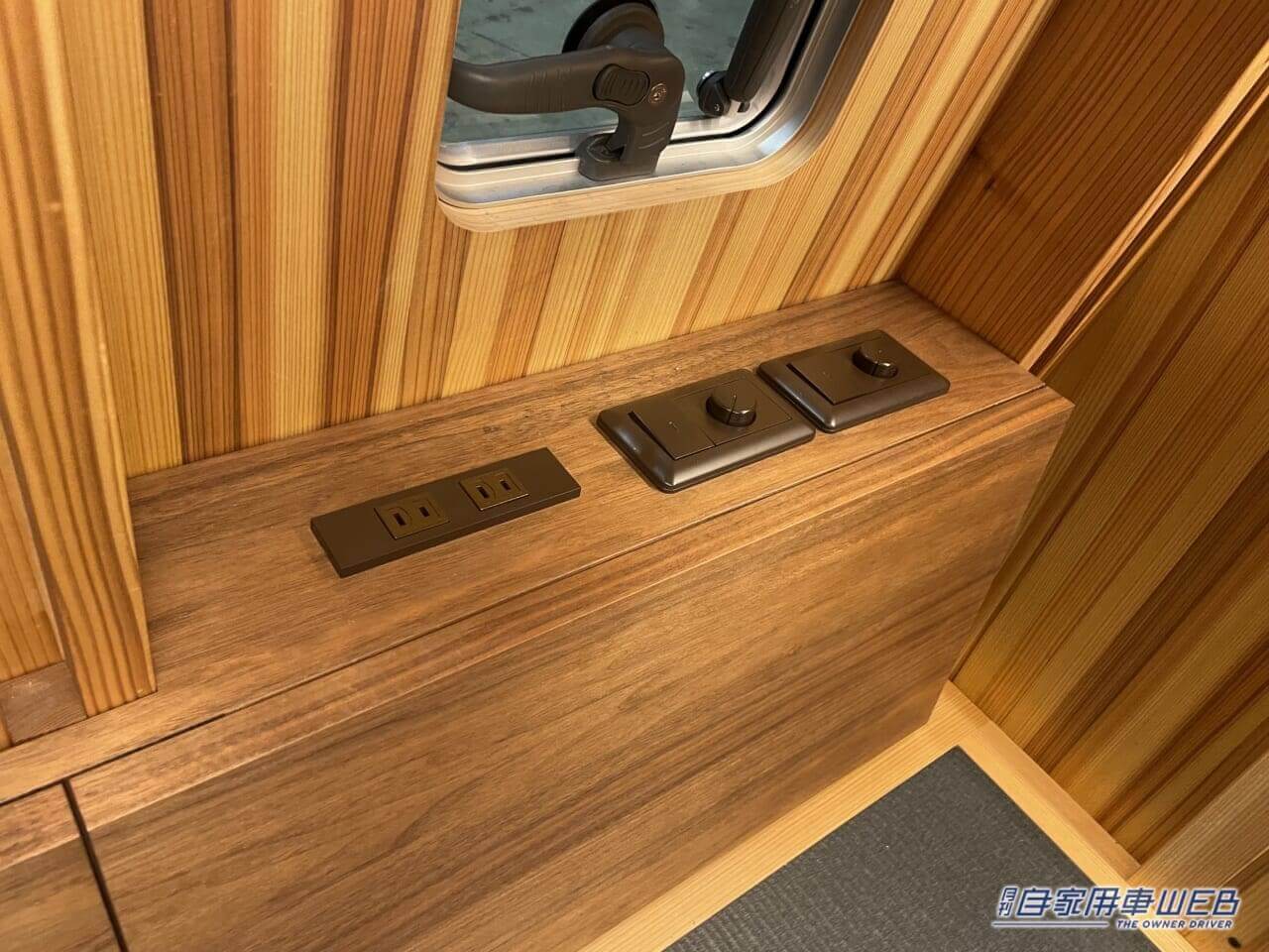 |コンパクトに牽引できるトレーラーの中には、モダンで豪華な和室のような空間が!