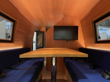 マイクロバスをカスタムした走る高級ラウンジが出現!