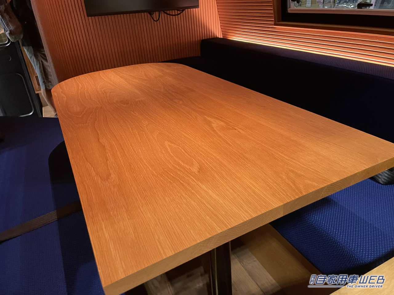 |マイクロバスをカスタムした走る高級ラウンジが出現!