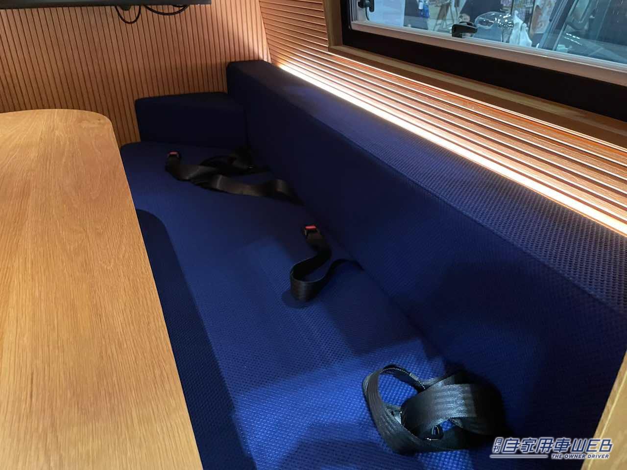 |マイクロバスをカスタムした走る高級ラウンジが出現!