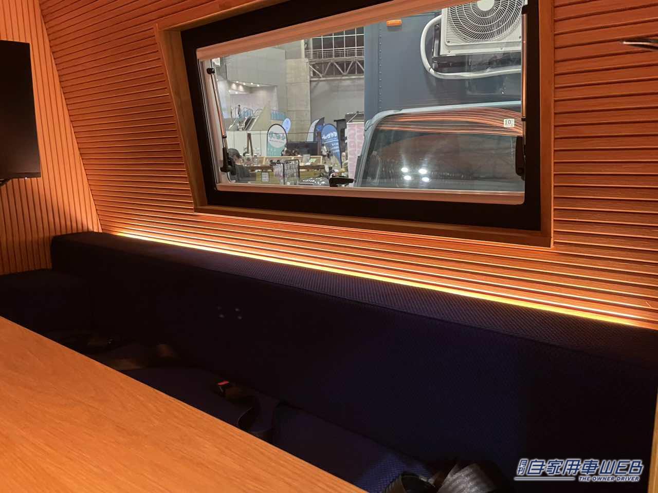 |マイクロバスをカスタムした走る高級ラウンジが出現!