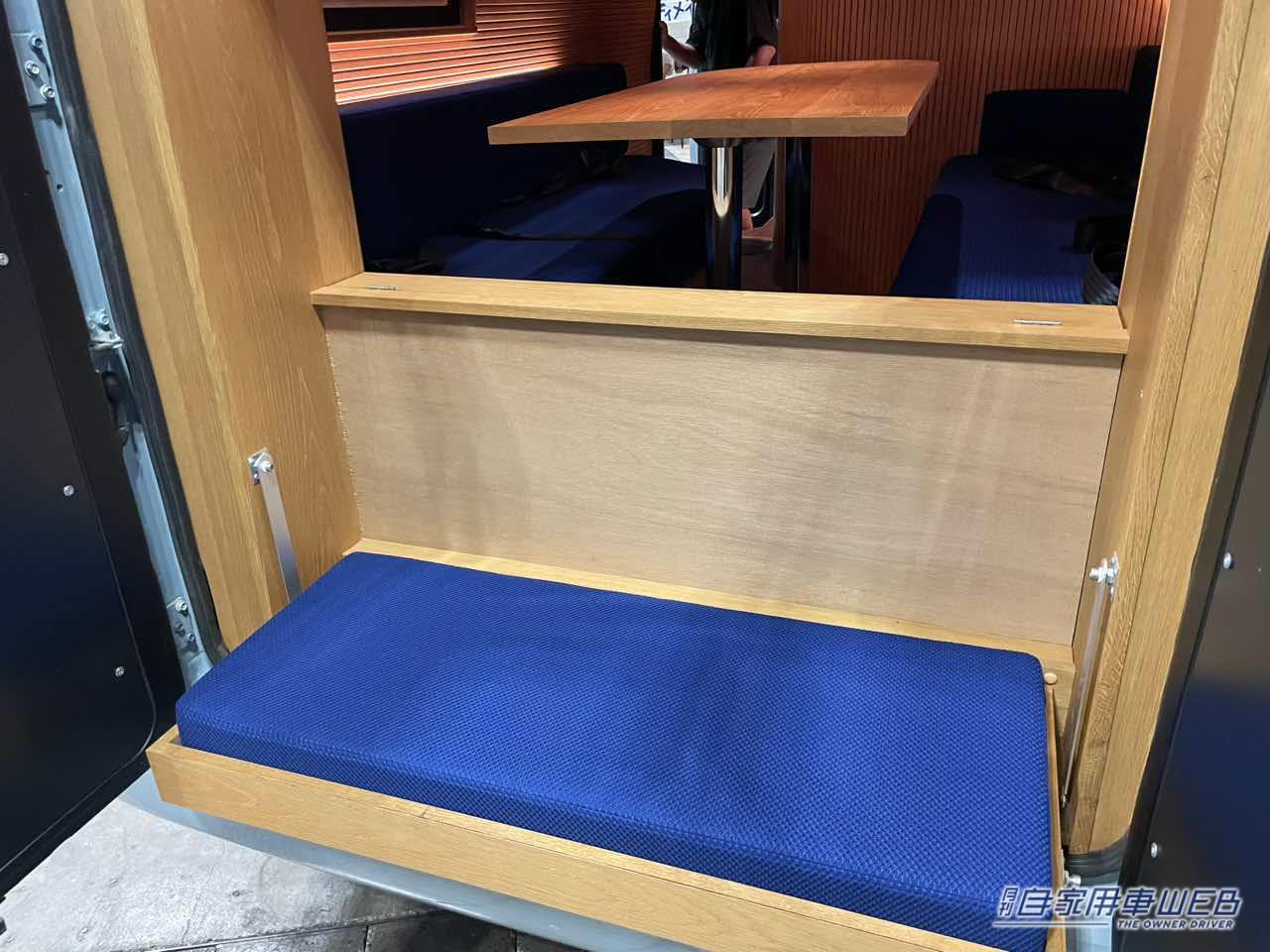 |マイクロバスをカスタムした走る高級ラウンジが出現!