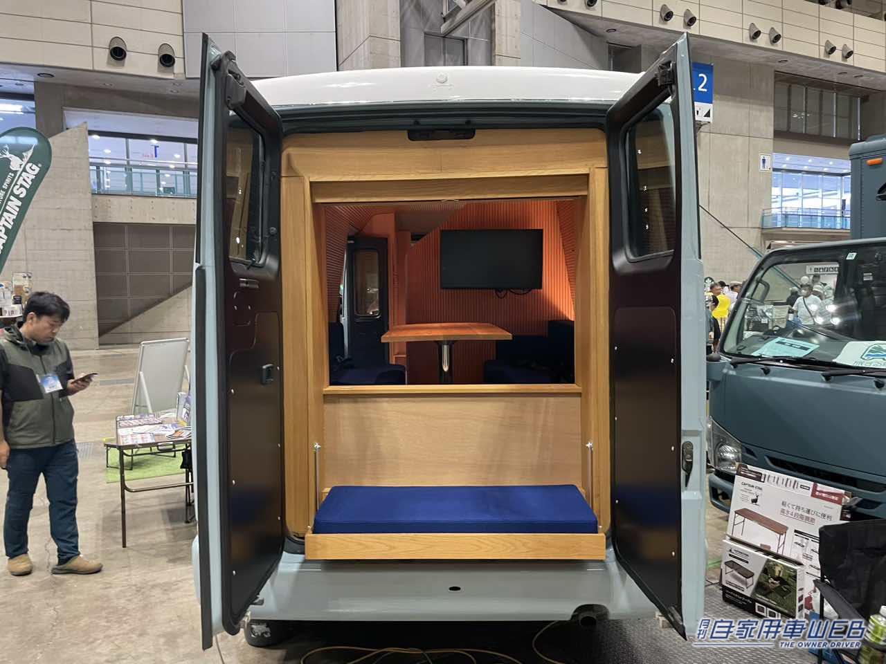 |マイクロバスをカスタムした走る高級ラウンジが出現!