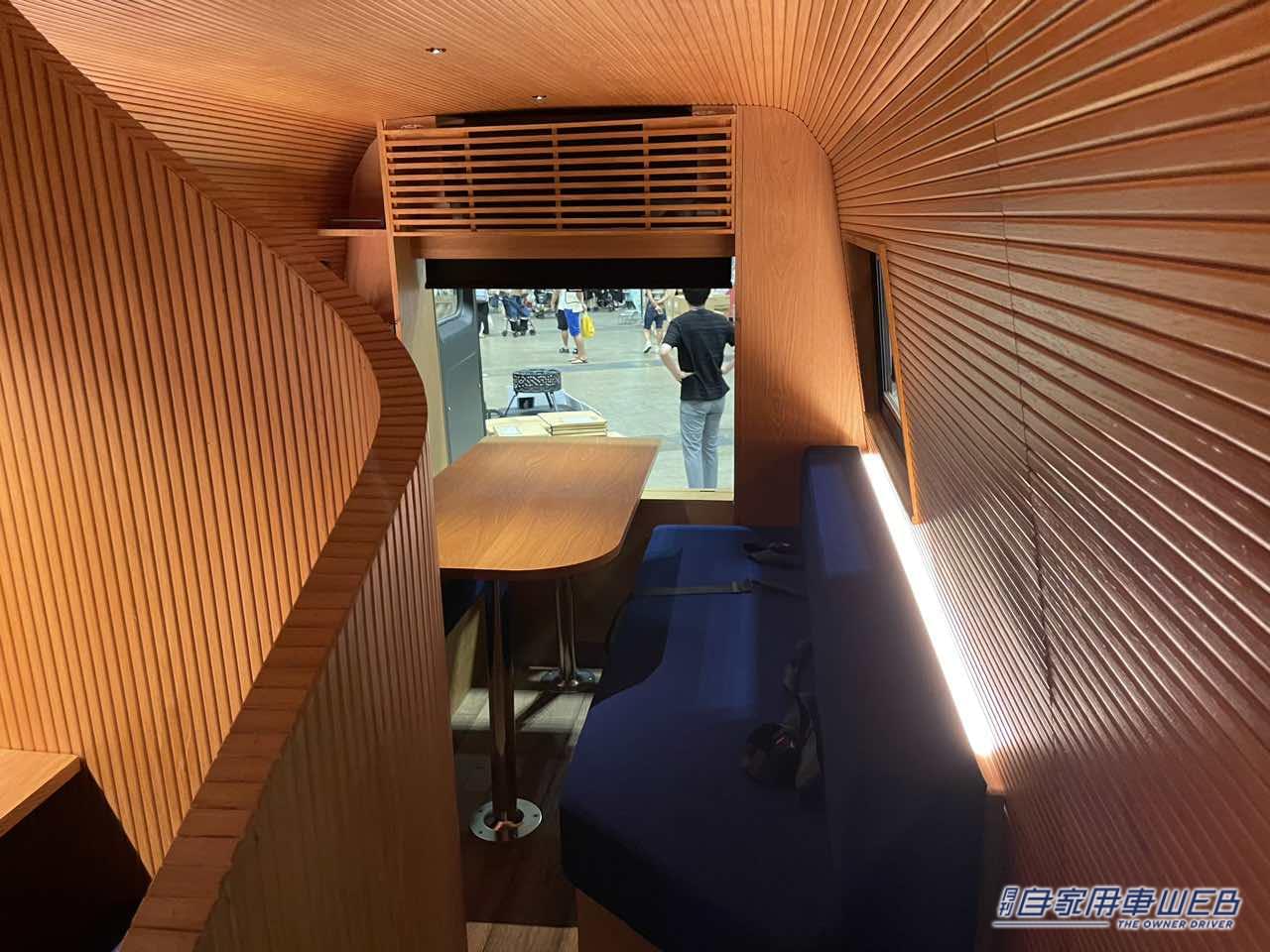 |マイクロバスをカスタムした走る高級ラウンジが出現!