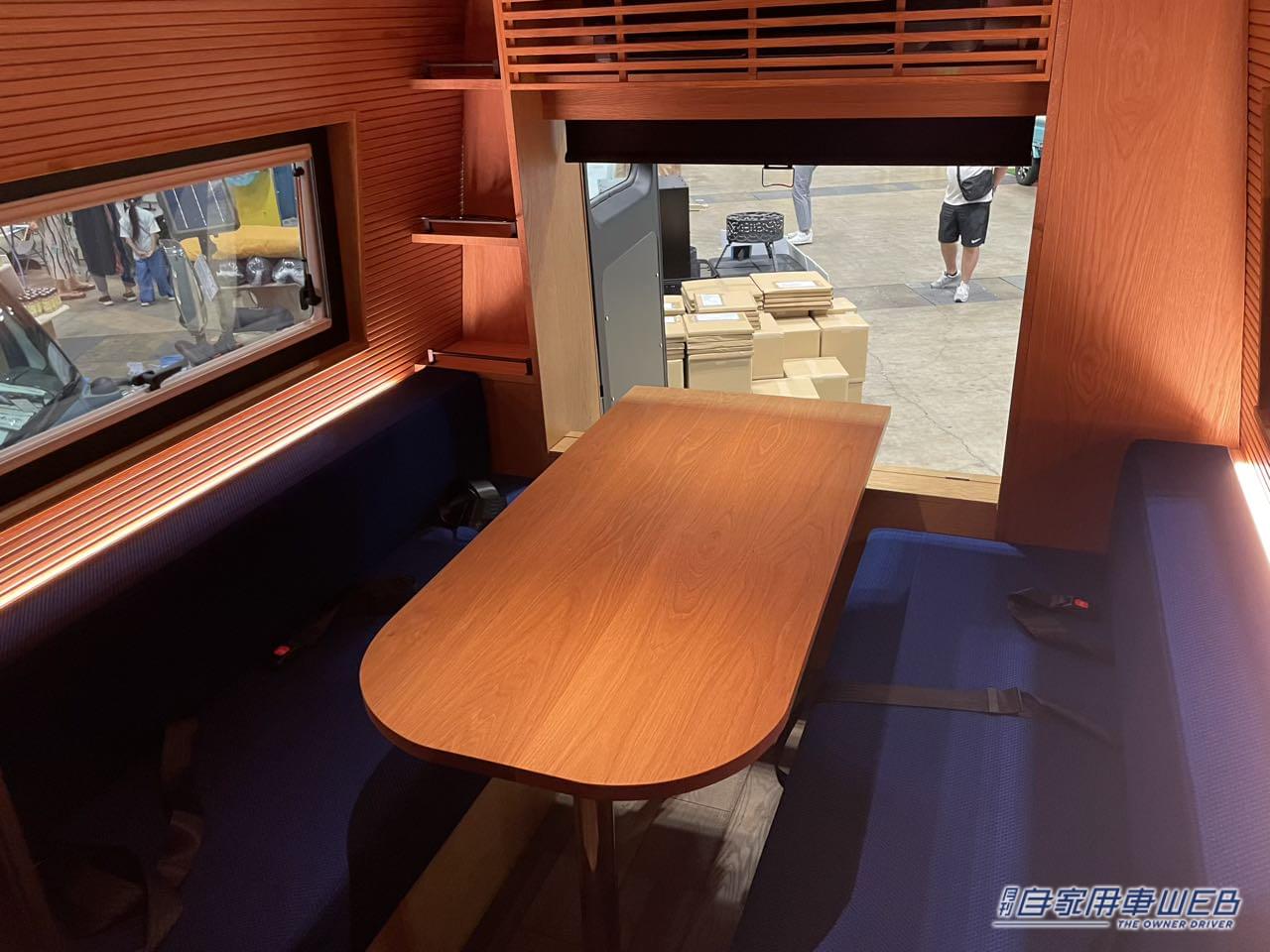 |マイクロバスをカスタムした走る高級ラウンジが出現!