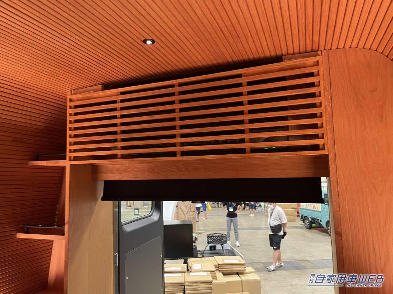 |マイクロバスをカスタムした走る高級ラウンジが出現!